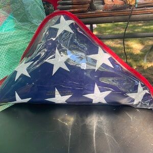 American flag soldier of approximately 30 years. The zipper has been closed.